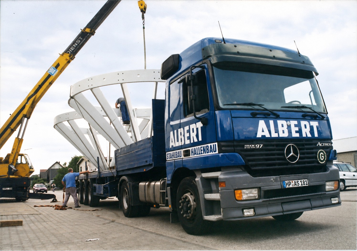 ALBERT-Lkw mit Stahlbauteilen bei einem Kraneinsatz