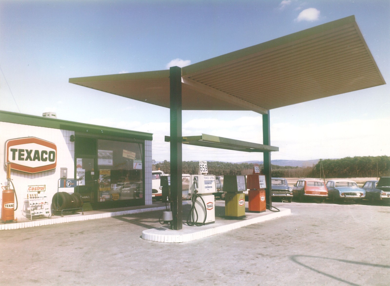 Historische Texaco-Tankstelle mit weit auskragendem Dach auf Stahlstützen